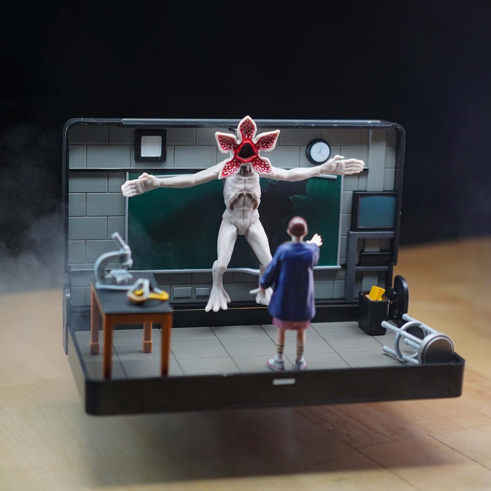 Amazon.com: Console Heroes Stranger Things VHS Diorama: Eleven vs